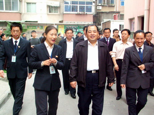 副省长刘新民到经八路街道办事处慰问老年人